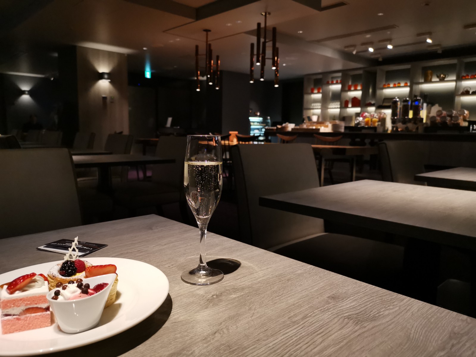 東京マリオットホテルのエグゼクティブラウンジのケーキとスパークリングワイン