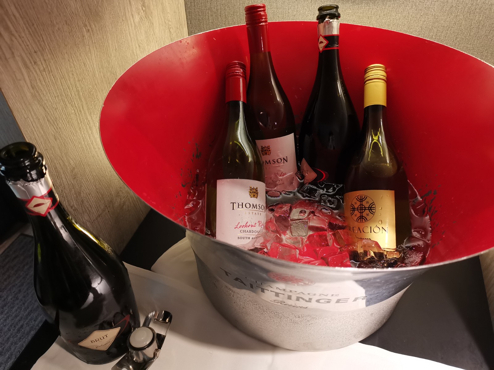 東京マリオットホテルのエグゼクティブラウンジの冷えたワインとスパークリング